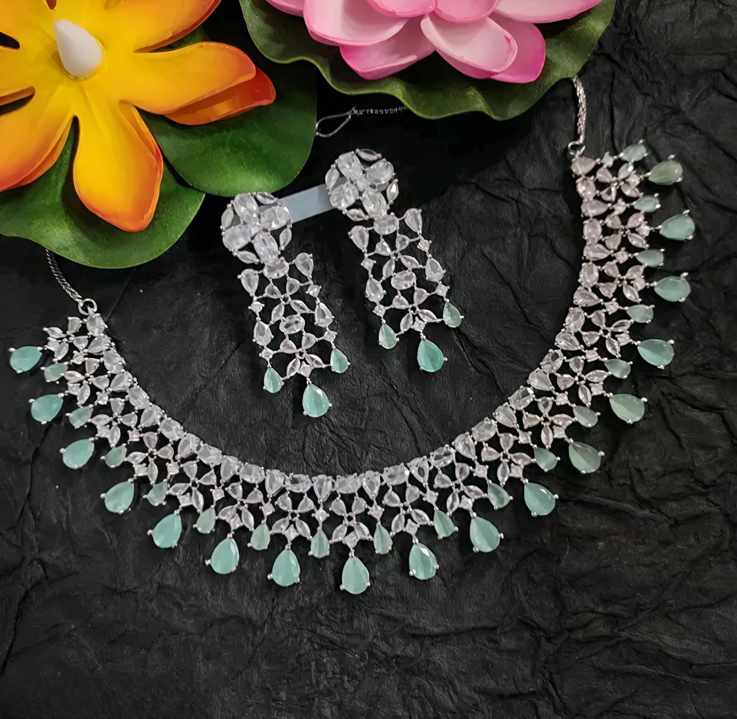 Stunning green ad necklace set (⭐⭐⭐⭐⭐)