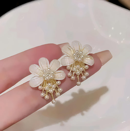 White pearl flower korean earrings (⭐⭐⭐⭐⭐)