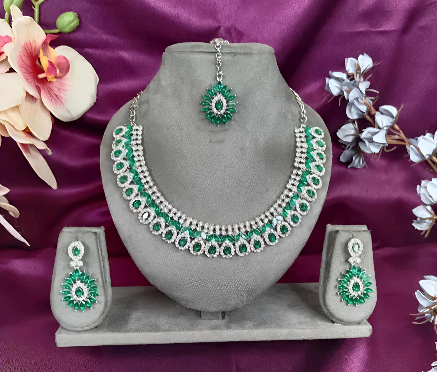 Stunning necklace set (⭐⭐⭐⭐⭐)