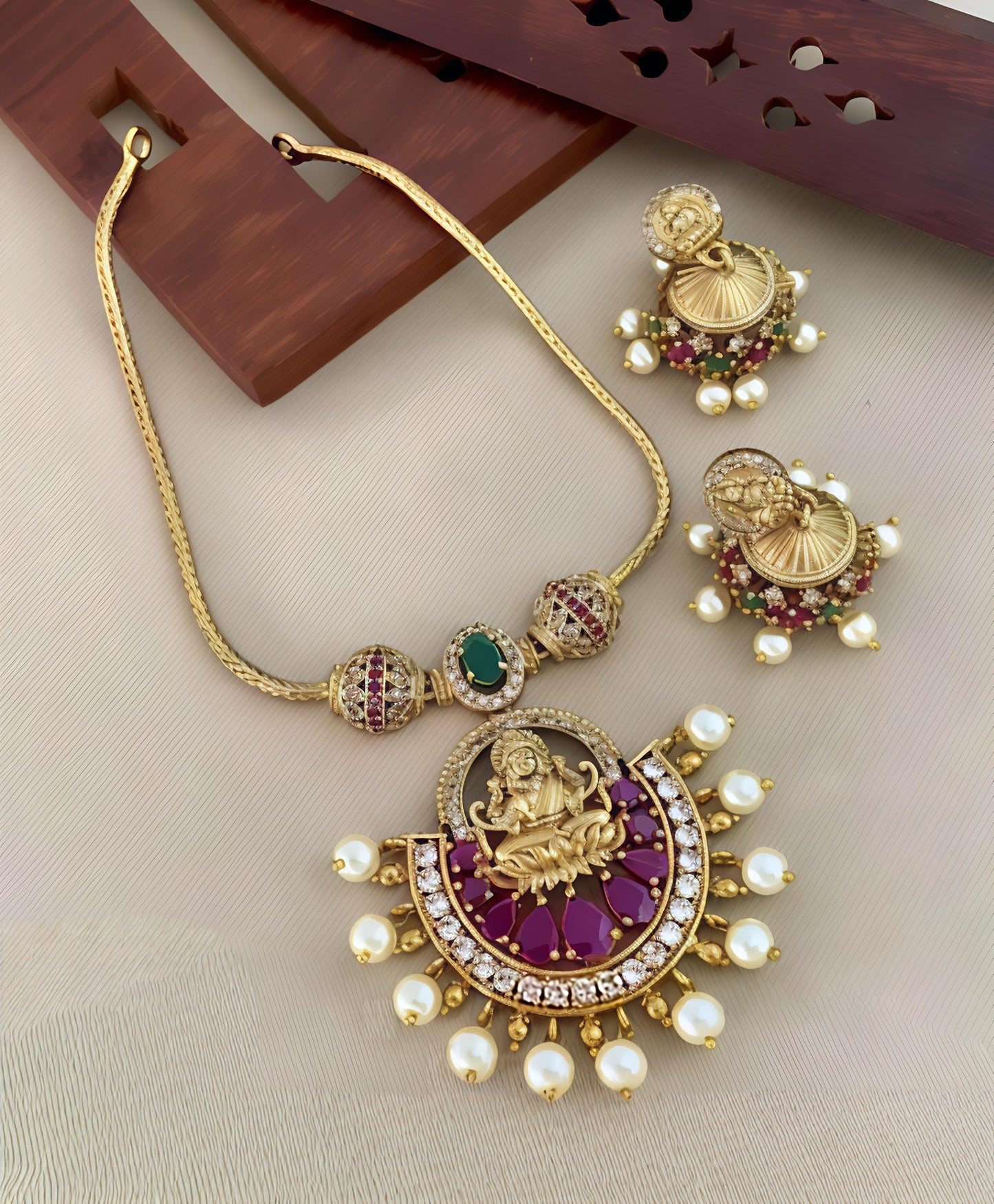 Stunning ad necklace set (⭐⭐⭐⭐⭐)